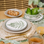 чиния с борд с листа от папрат