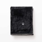 Поларено одеяло B&W 140 х 190 см, черен цвят, United Colors Of Benetton