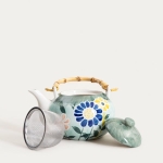 красив керамичен чайник с цветя