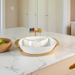 елегантно плато за ядки и разядки с прибори