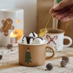 коледна чаша за кафе с декор елха