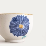 купа за ядки със синьо цвете