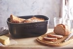 Керамична кутия за хляб с дъска за рязане "BREAD BOX" - цвят трюфел, EMILE HENRY Франция
