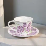 комплект от порцеланова чаша и чинийка с нежен флорален дизайн