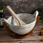 Порцеланова купа за салата с прибори за сервиране и бамбукова стойка, цвят бял мрамор