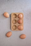 Бамбукова поставка за 6 яйца с бял кант, PEBBLY Франция