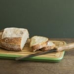 Бамбукова дъска за рязяне на хляб 35 х 25 см, зелен кант, PEBBLY Франция