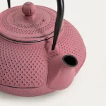 красив розов чугунен чайник