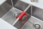 Аксесоар за мивка двоен SADDLE, червен цвят, UMBRA Канада