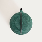 красив чугунен чайник в зелен цвят