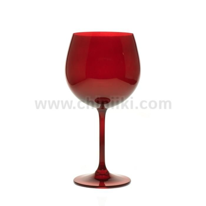 червени чаши за вино