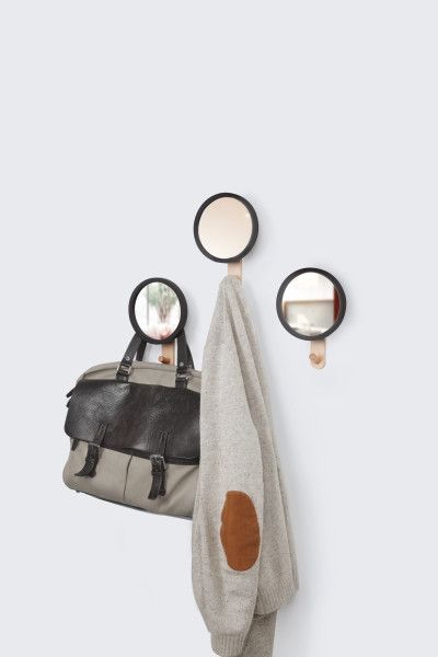 Огледало за стена със закачалка HUB, цвят черен / натурално дърво, UMBRA Канада